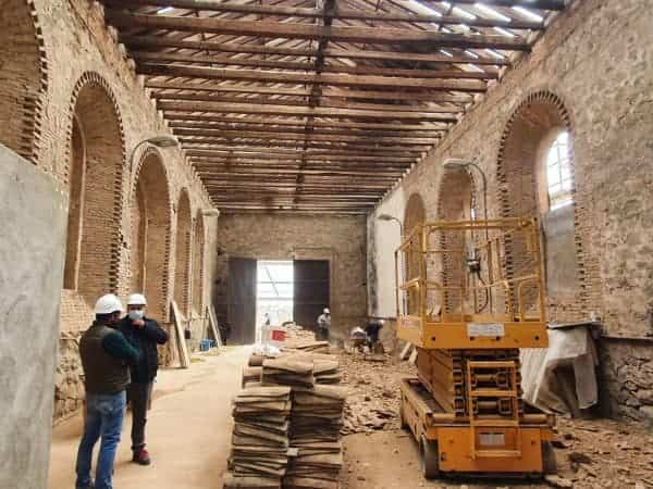 Avanza la rehabilitación del almacén del Cementerio Municipal con el saneamiento de la cubierta y la restauración de la fachada