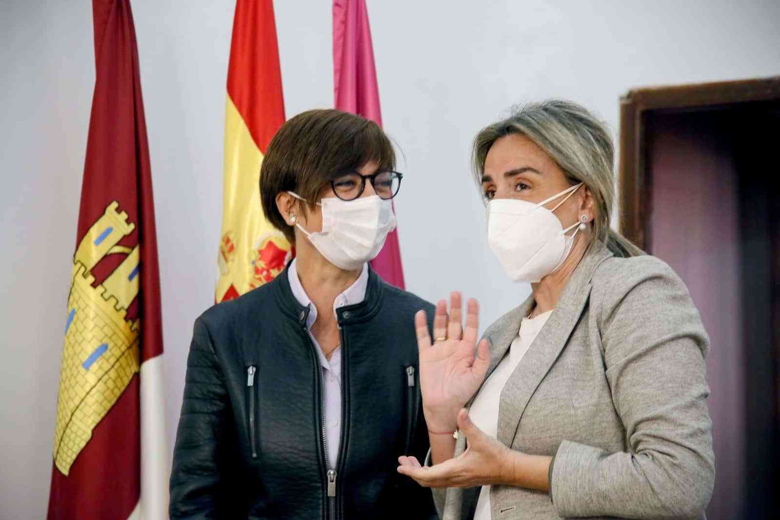 La alcaldesa recibe a la directora general de la Guardia Civil y confirman la construcción del nuevo cuartel en La Peraleda