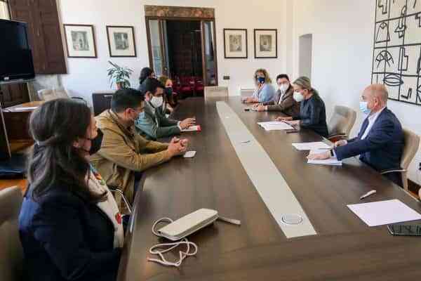 La alcaldesa traslada su respaldo a los hosteleros y repasa con el sector nuevas medidas de apoyo para su reactivación