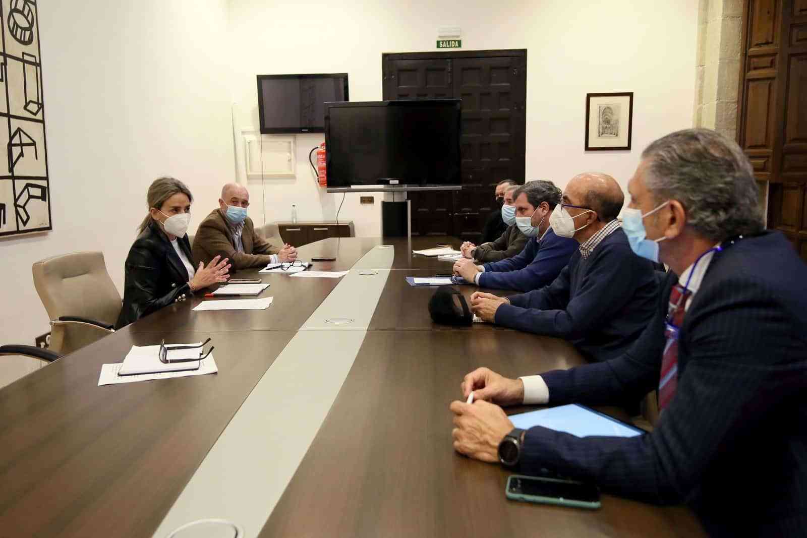 Milagros Tolón traslada a empresarios y responsables de comercios dirigidos al turismo nuevas ayudas para el sector