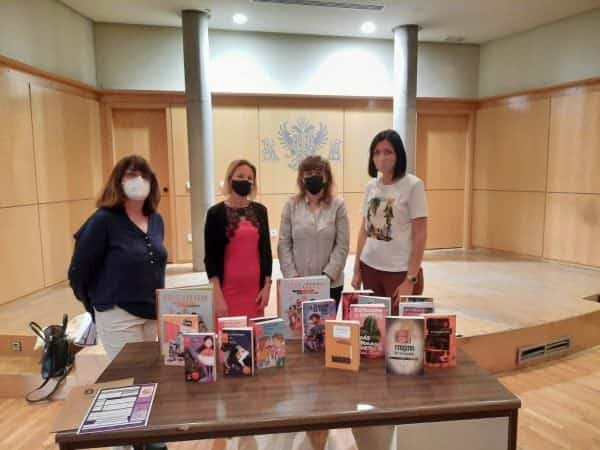 Continúa la entrega de libros del proyecto de educación en igualdad y corresponsabilidad impulsado por el Ayuntamiento de Toledo