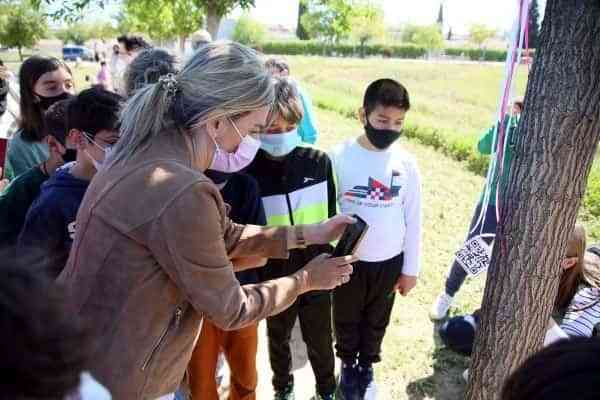 La alcaldesa destaca como ejemplo para otros centros la puesta en valor de la Senda de las Moreras por el colegio Fábrica de Armas