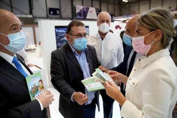 La alcaldesa presenta en Fitur ‘Marco Topo’, un juego interactivo que apuesta por el turismo familiar, la senda ecológica y el río
