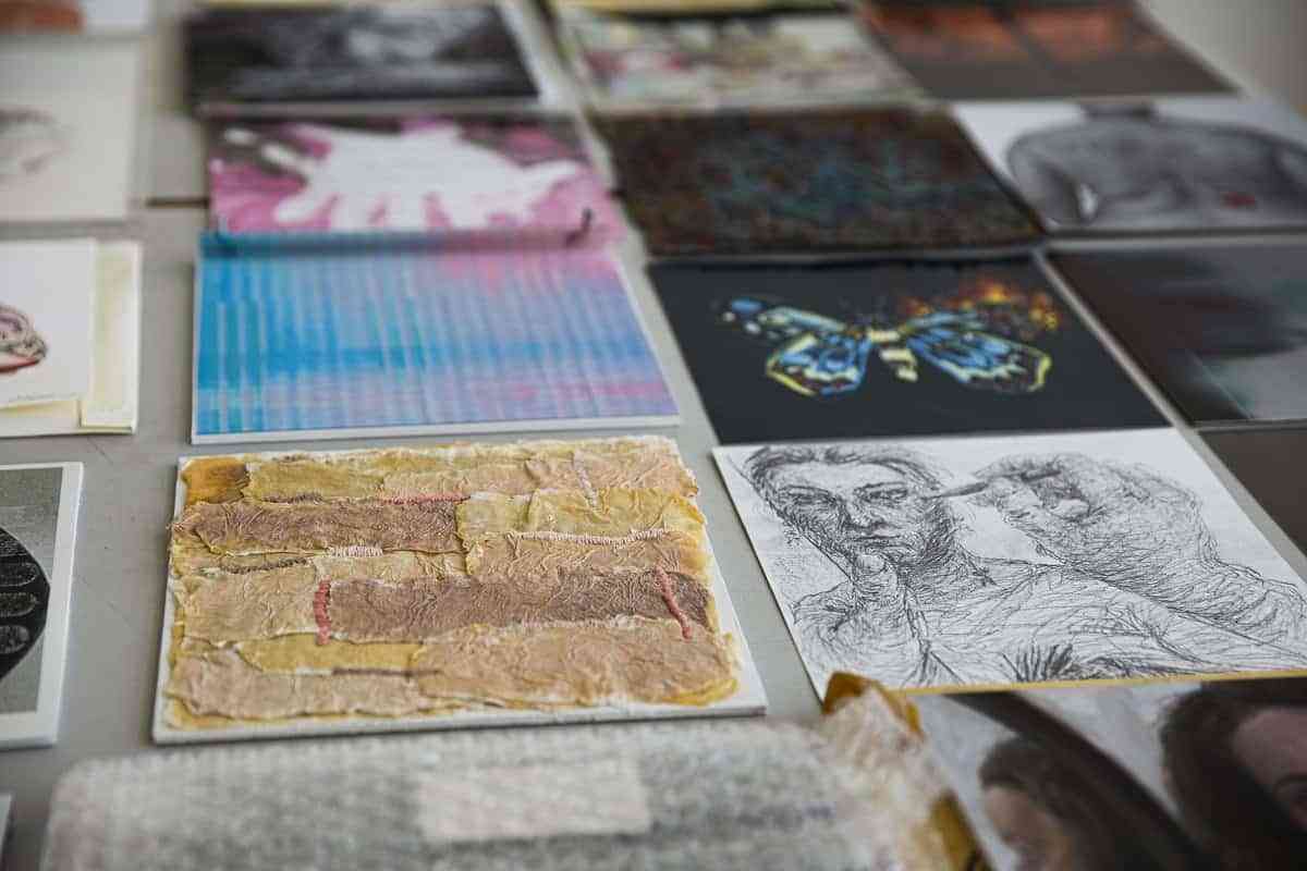 Exposición colectiva de artistas emergentes procedentes de la Facultat de Belles Arts de València de la UPV bajo el título “Proyectar[se]”