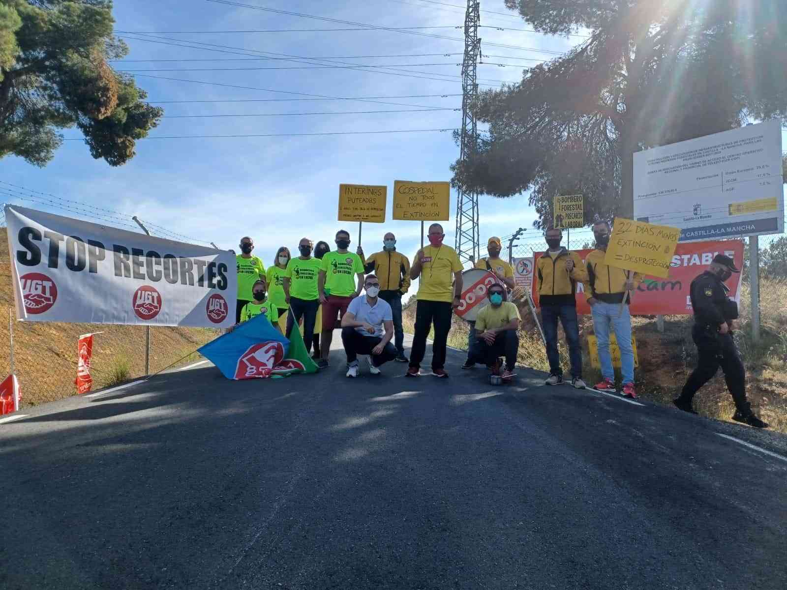 Una veintena de delegados y delegadas de GEACAM protestan ante el consejero de Desarrollo Sostenible