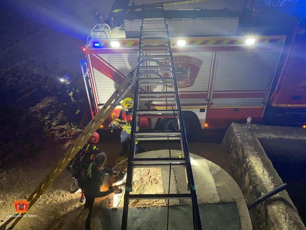 Rescatados dos jóvenes del interior de un pozo de 7 metros en Nambroca