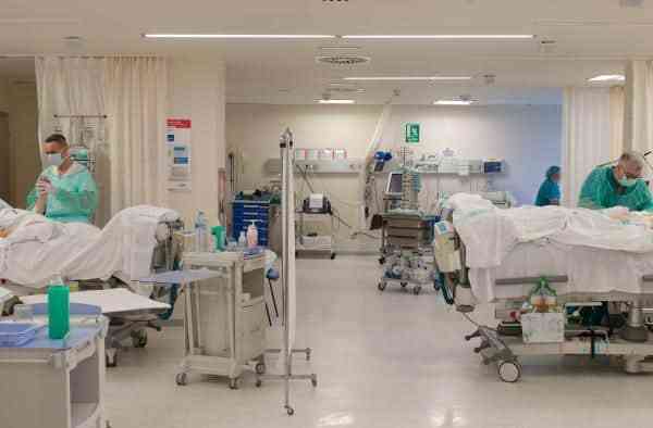 Menos de un centenar de hospitalizados por COVID-19 en cama convencional en Castilla-La Mancha