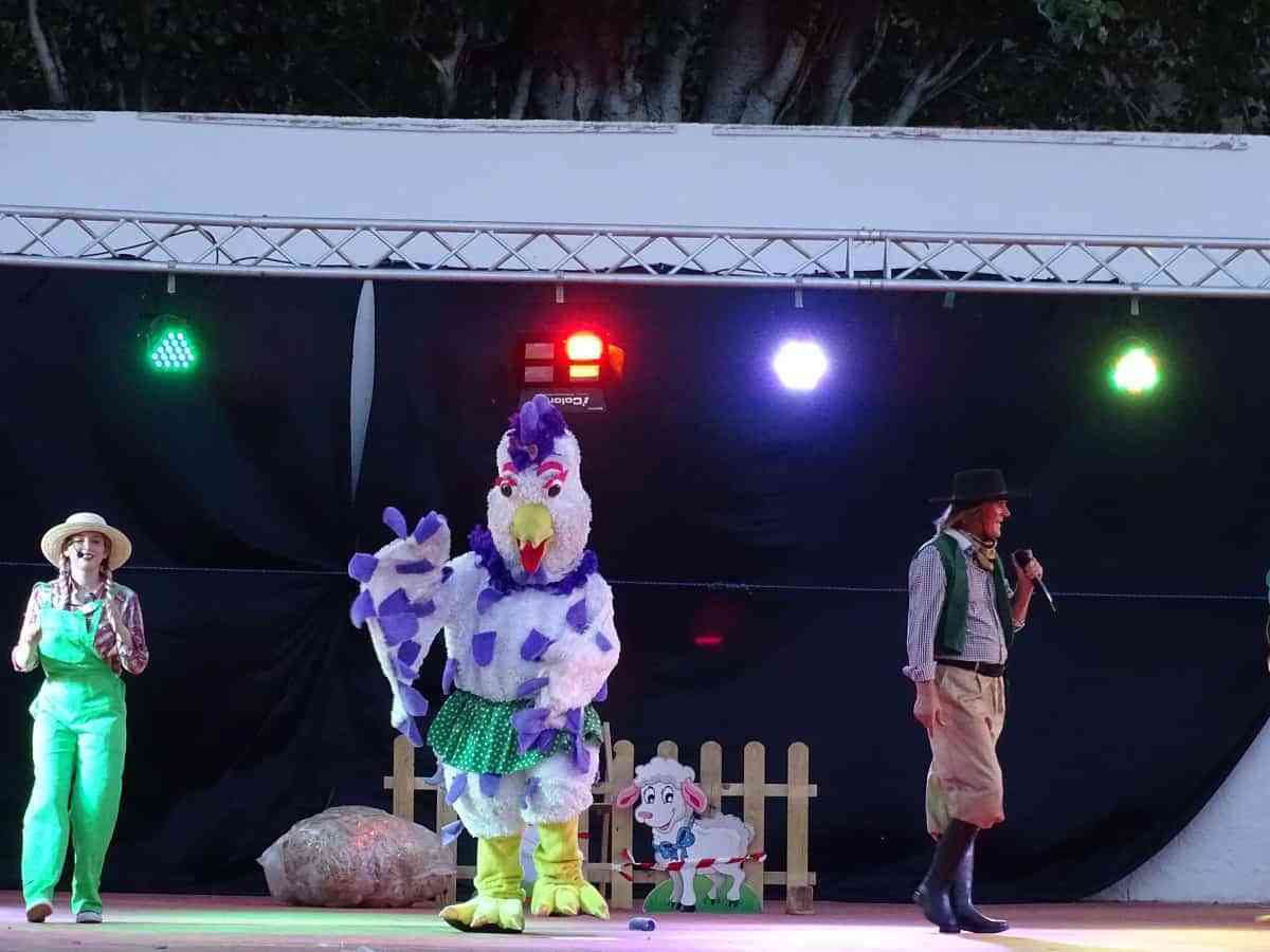 Las familias de Quintanar de la Orden disfrutaron del espectáculo infantil “El Musical de la Granja con Bartolito”