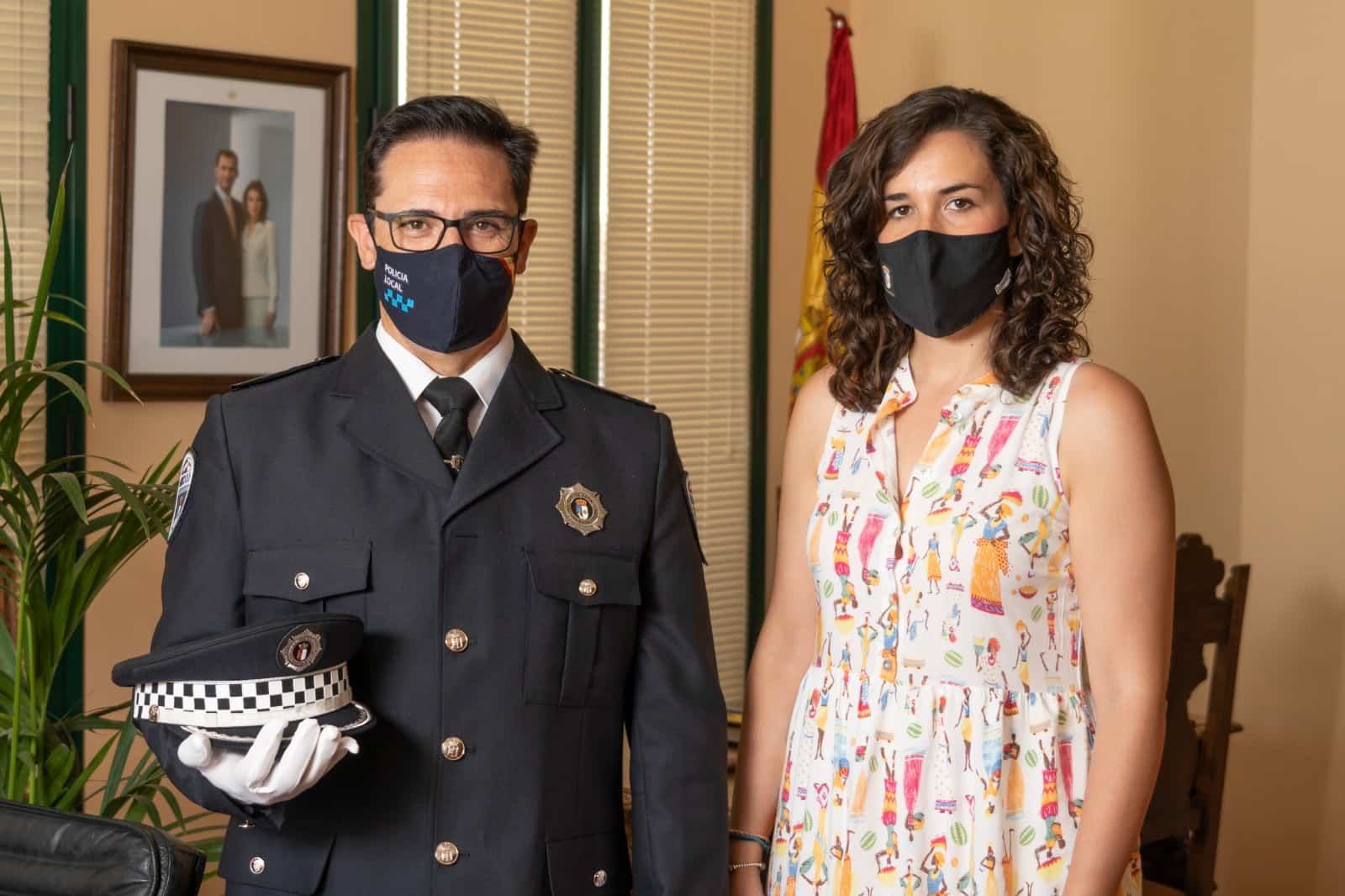 Gema García Ríos felicita a Jesús Alberto Parrilla de la Rubia, nuevo oficial jefe de la Policía Local de Calzada de Calatrava