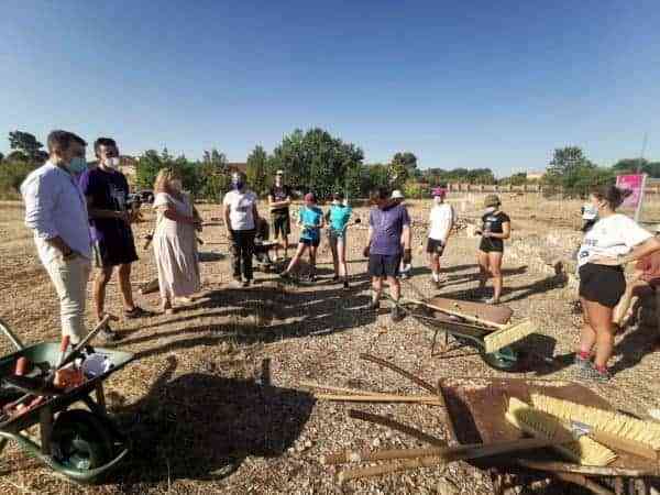 Toledo respalda el campo de voluntariado juvenil que realiza labores de adecentamiento en Vega Baja estos días