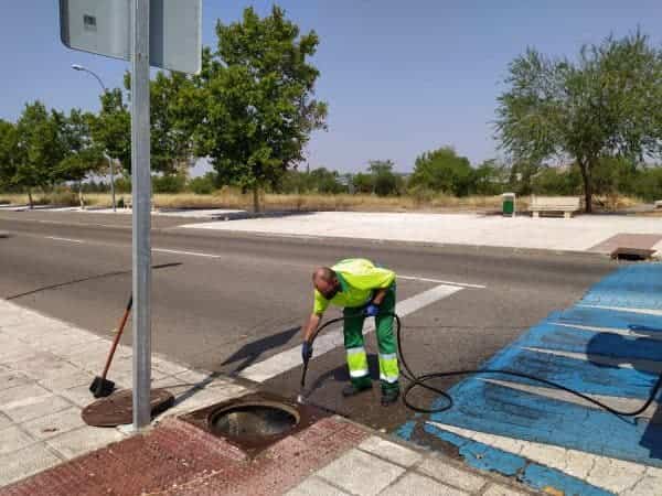 Toledo trabaja en la limpieza de imbornales para liberarlos de la caída de hojas y ante la previsión de lluvias