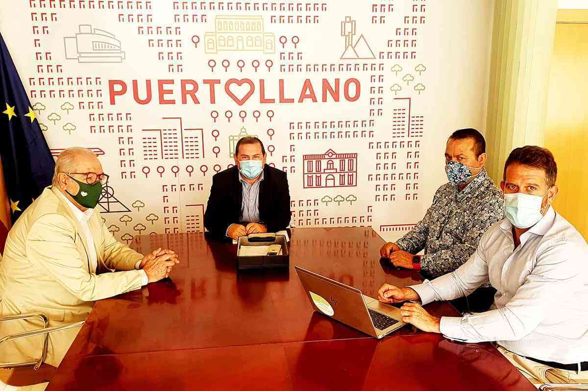 Encuentro de la Asociación de lucha contra el Cáncer y el alcalde de Puertollano