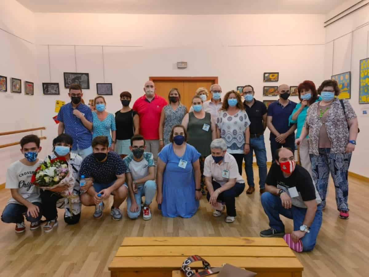 Inaugurada la exposición de AFAMIPS ‘Con capacidades diferentes…¡Pero muy capaces!’