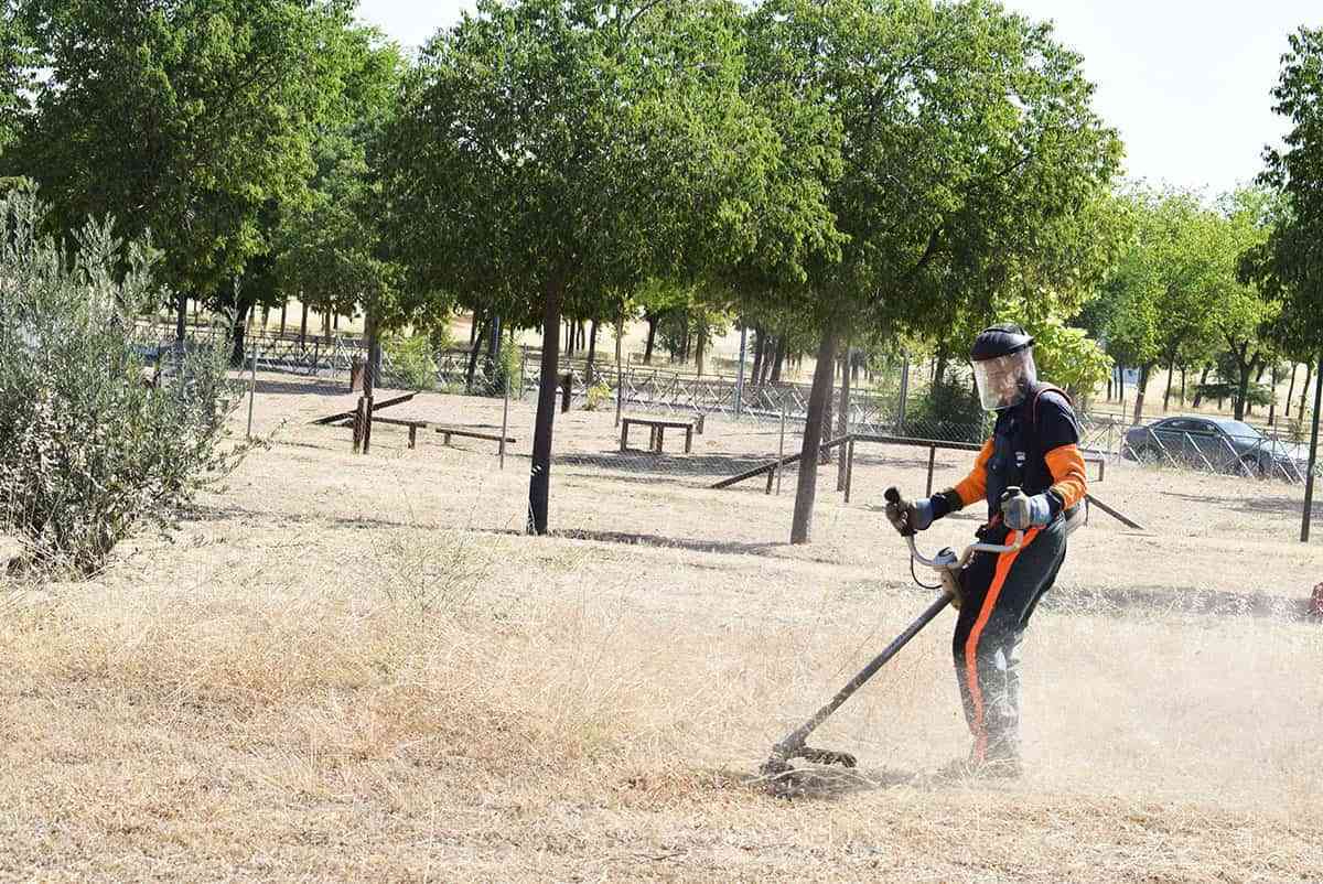 Desbrozados 150.000 metros cuadrados de zonas periféricas y periurbanas de Puertollano para prevenir incendios