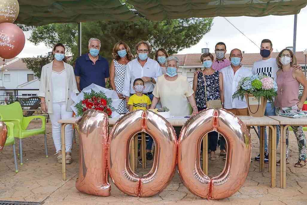 Ramona Usero Poyatos comparte en la Residencia ‘El Pinar’ sus cien años de vida en plenas facultades