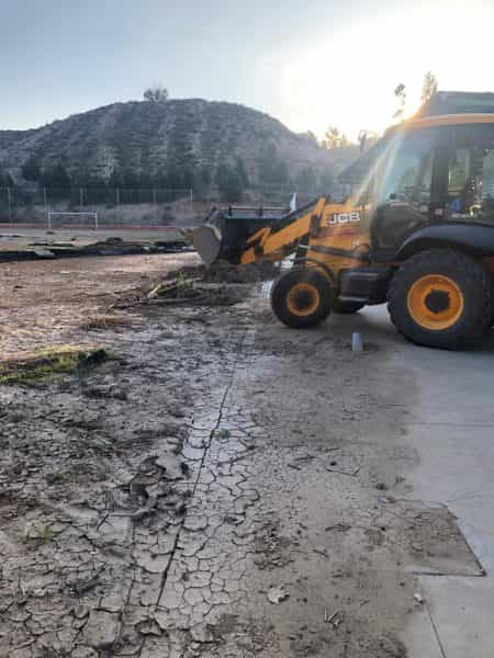 Arranca la recuperación del campo de fútbol del Arroyo que resultó gravemente afectado por la DANA de septiembre