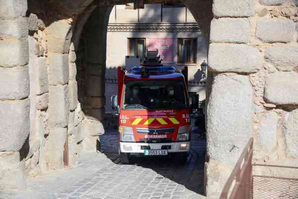 Toledo presenta el nuevo camión de bomberos que ha sido especialmente diseñado para acceder al Casco Histórico