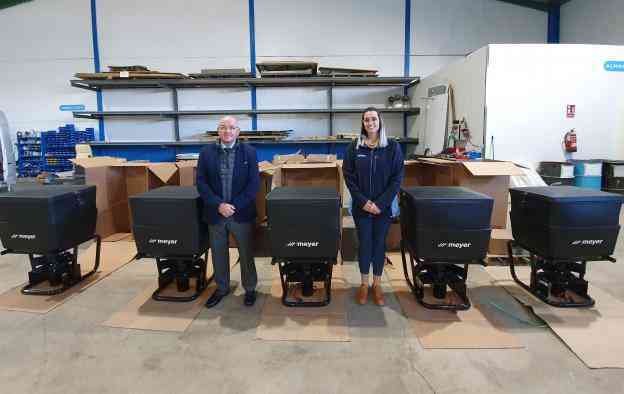 Distribución de tiendas de campaña para primeros auxilios y extendedoras de sal a 21 agrupaciones de Protección Civil