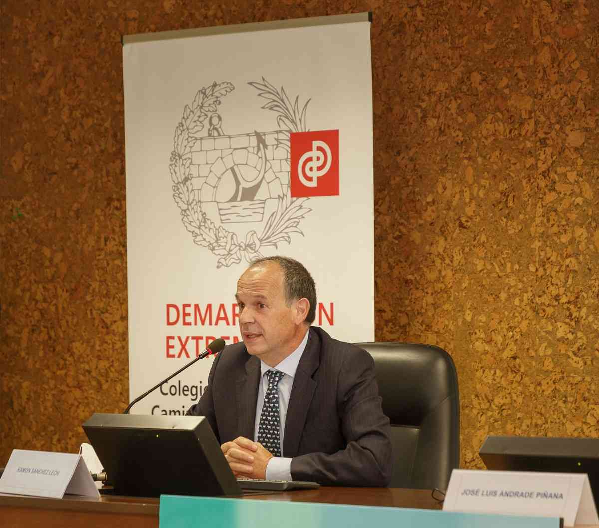 El profesor de Caminos de la UCLM, Ramón Sánchez de León, reconocido por la profesión a nivel nacional