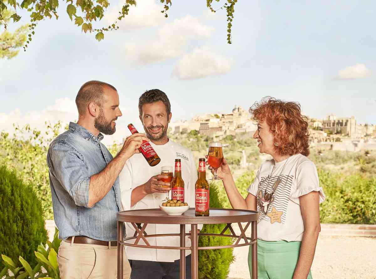 Cerveza LA SAGRA, Iván Cerdeño y el Centro Cerámico de Talavera se unen para ensalzar Toledo