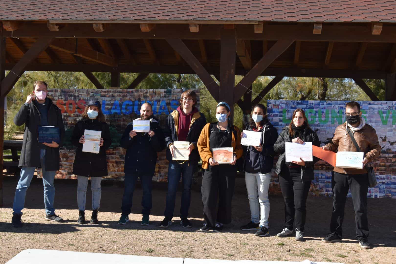 Medio centenar de personas reclaman con dibujos una solución permanente y definitiva en La Mancha Húmeda