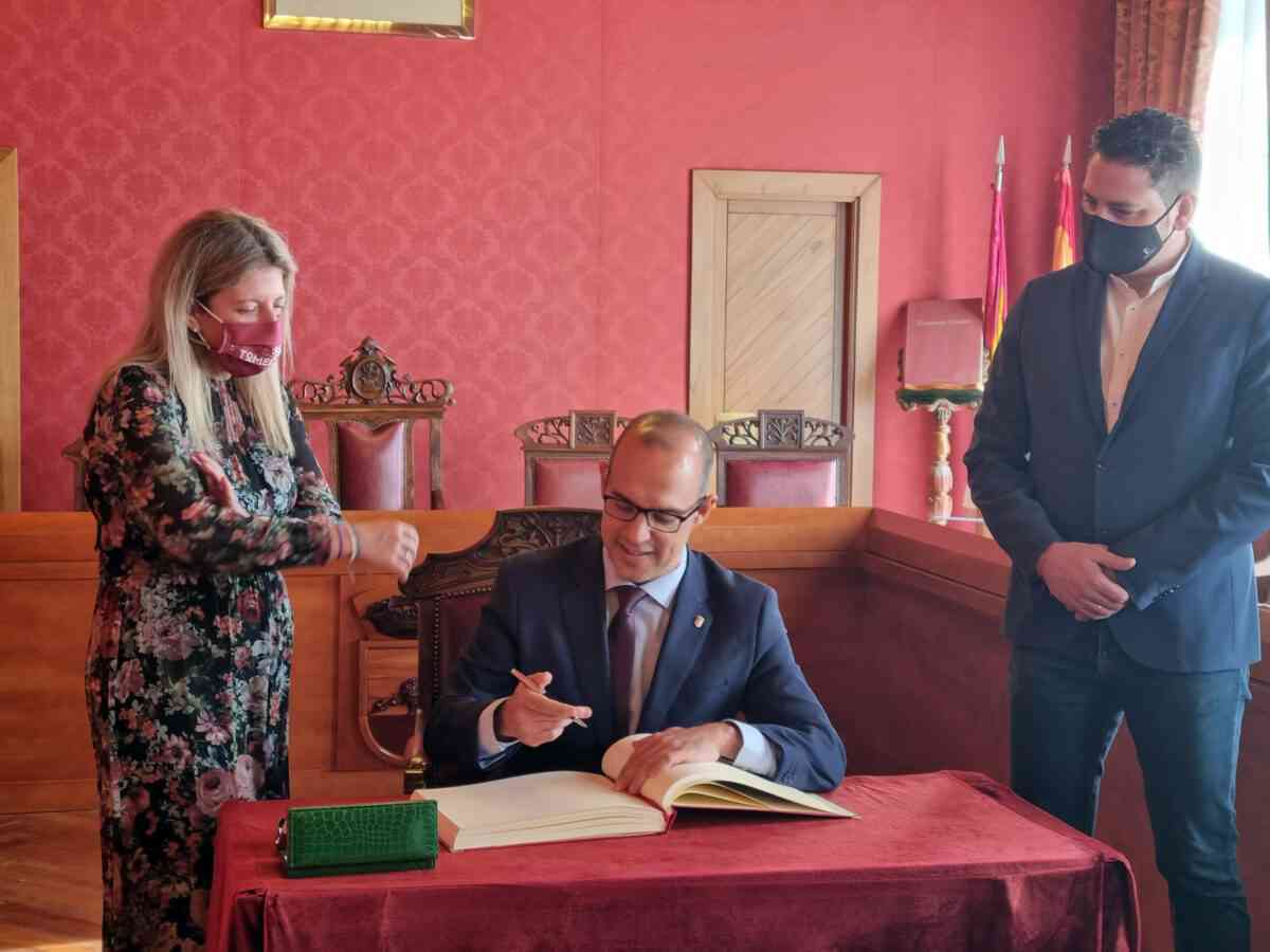 El presidente de las Cortes inauguró en Tomelloso una exposición itinerante acerca de los 40 años del Estatuto de Autonomía de Castilla-La Mancha