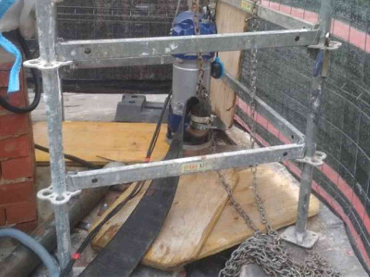 «Aguas de Cuenca» instala sistema de bombeo de refuerzo a la altura del parking Astrana Marín