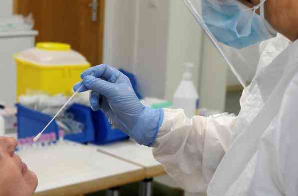 Castilla-La Mancha continúa en la línea ascendente de casos, mientras bajan los pacientes ingresados en UCI por COVID