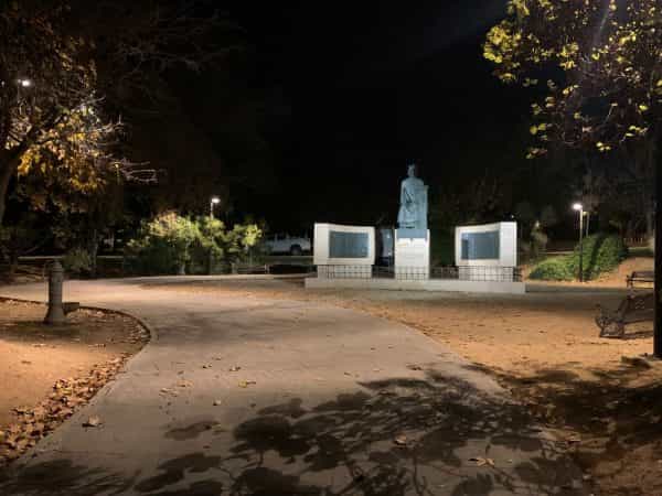 Toledo ilumina la escultura de Alfonso X El Sabio y su entorno en el parque de las Tres Culturas
