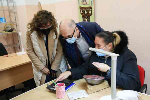 Toledo promueve talleres de formación y creación artística y forma a diez jóvenes a través del damasquinado