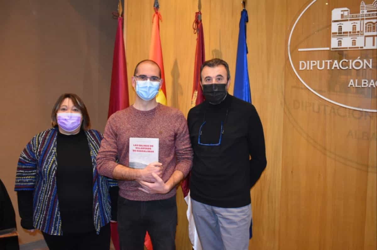 El libro ‘La Salinas de Villaverde de Guadalimar’ de Pedro Hernández Noguero una obra de referencia