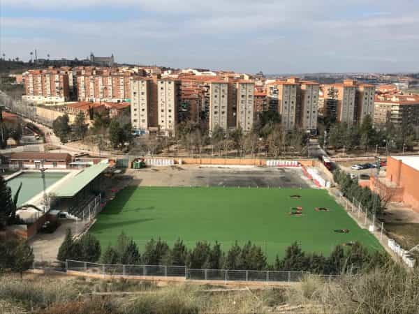 El Gobierno municipal de Toledo supervisa las obras del campo de fútbol del Arroyo que prosiguen con la instalación del césped