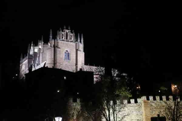 Milagros Tolón destaca el impulso municipal al patrimonio en la inauguración de la iluminación de San Juan de los Reyes