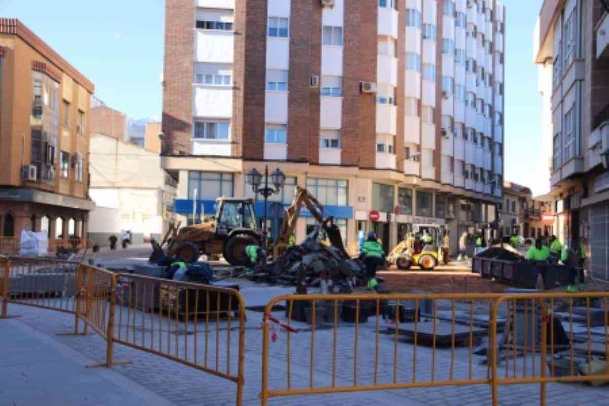 Avanzan las obras del entorno del Gran Teatro de Manzanares por lo que se realizarán cortes y reordenación del tráfico