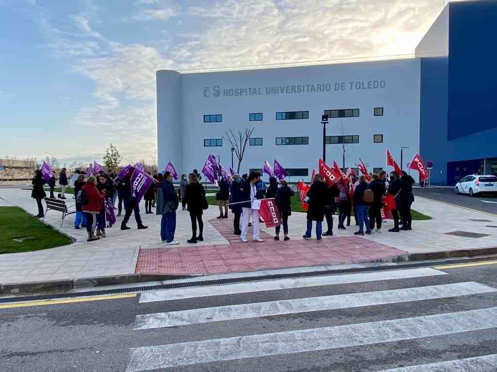 Las limpiadoras del Nuevo Hospital de Toledo se echan a la calle denunciar el maltrato laboral que sufren a diario