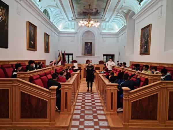La alcaldesa recibe a los alumnos del colegio Garcilaso de la Vega en una visita cultural del programa ‘Toledo Educa’ al Ayuntamiento