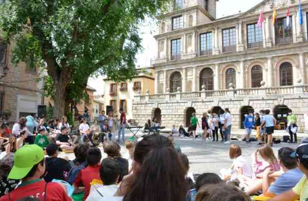 El Gobierno municipal de Toledo se suma a la iniciativa escolar ‘Musiqueando’ que llena de música la plaza del Ayuntamiento