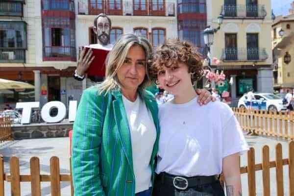 Milagros Tolón felicita a Paula Sánchez, alumna de la Escuela de Arte de Toledo y ganadora del concurso de carteles de la Feria del Libro