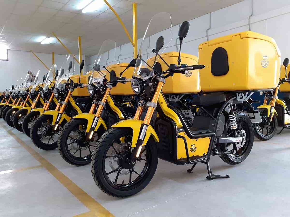 Correos incorpora 400 motos más a su flota de reparto eléctrica cibersegura