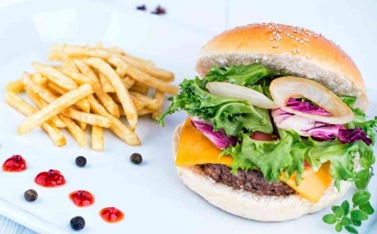 VÍDEO: 'La Iguana Café' de Toledo eleva la cocina exótica con hamburguesas de calidad elaboradas de manera artesanal