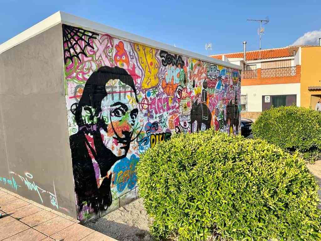 El alumnado de la Escuela de Arte Urbano de Quintanar de la Orden realiza un mural dedicado al pintor surrealista Salvador Dalí