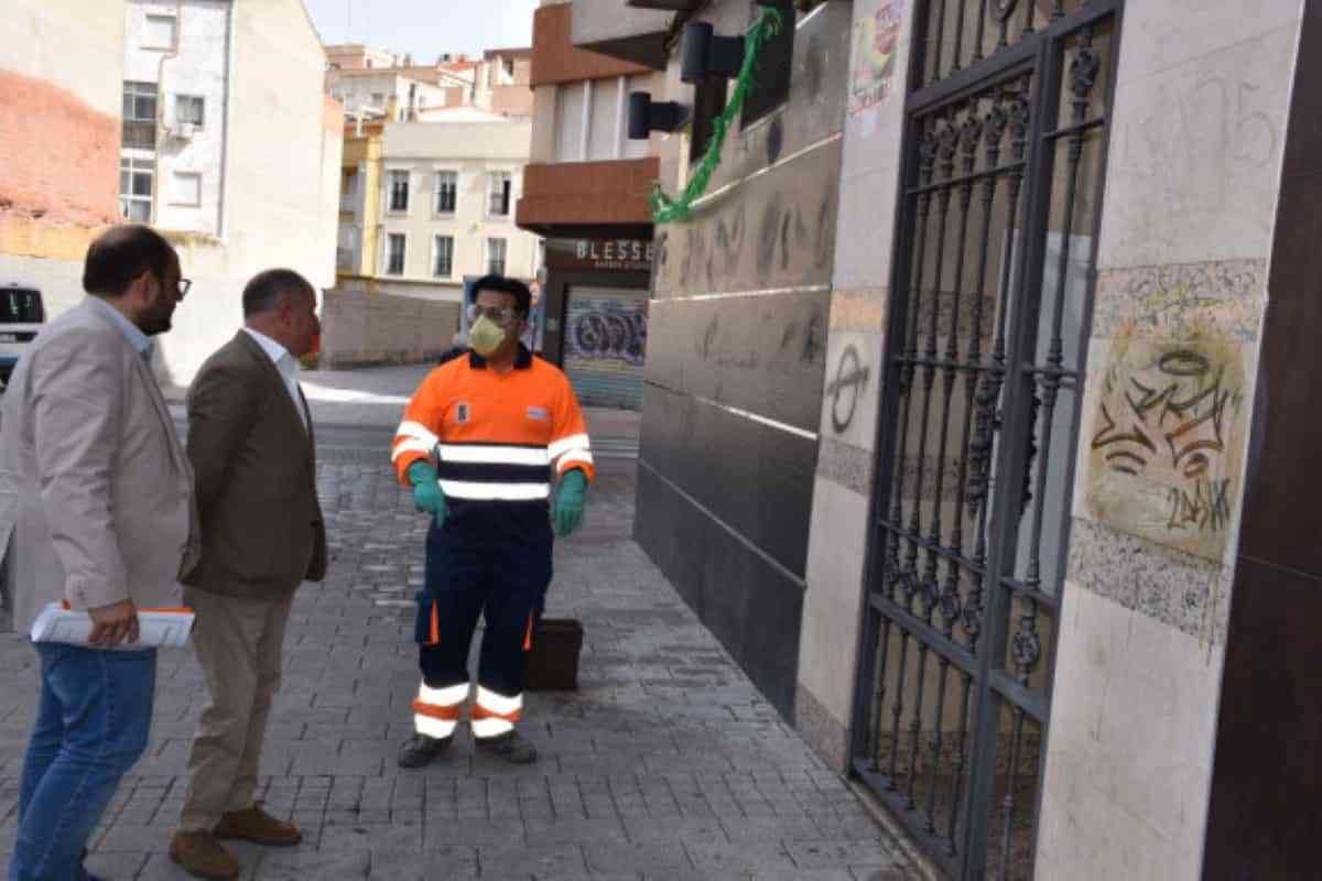 El costo de la limpieza de las pintadas y graffitis que afean la ciudad de Albacete supera los 300.000 euros