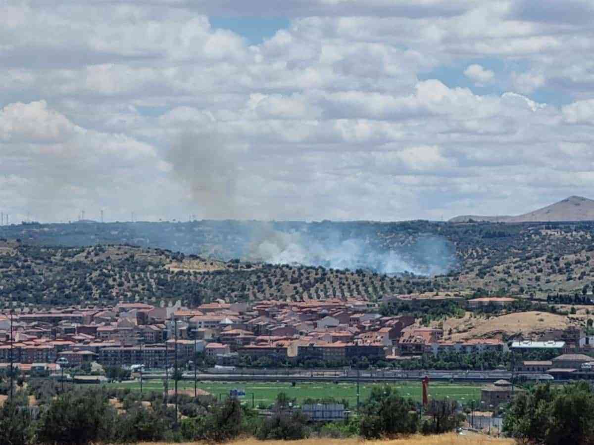 Controlado el fuego declarado en el campo de maniobras de la Academia de Infantería de Toledo