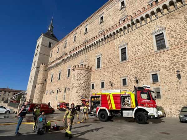 Los Bomberos de Toledo sofocan el incendio del Alcázar que no registra daños personales ni materiales