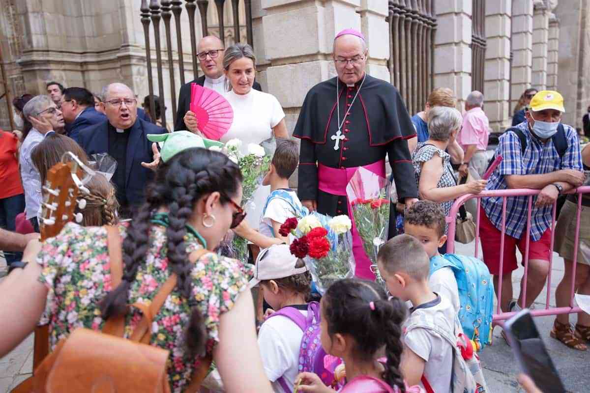Niños y toledanos desafían al mercurio y ofrecen flores a la Custodia, dando inicio al Corpus Christi