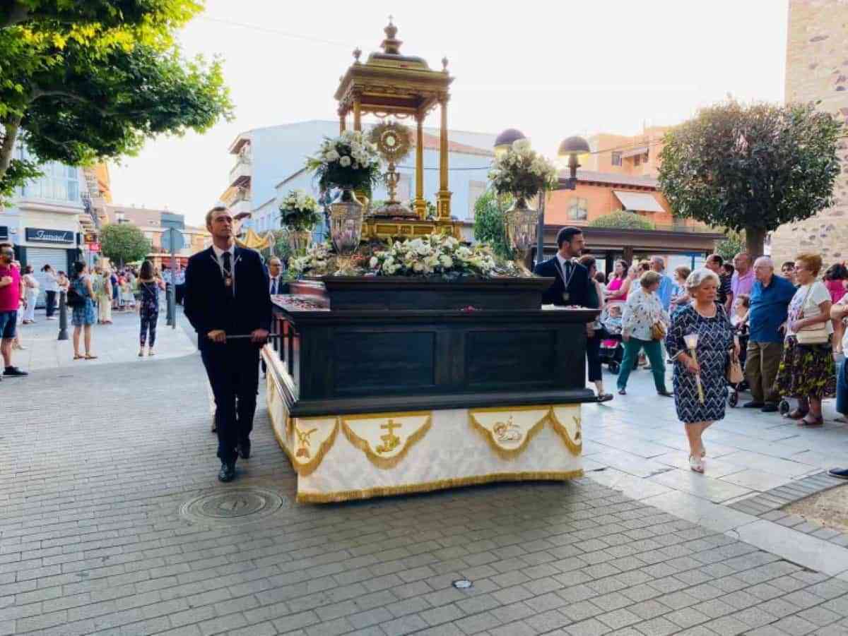 La procesión del Corpus Christi organizada por la Cofradía Sacramental de Miguelturra volvió a recorrer sus calles ayer, 19 de junio