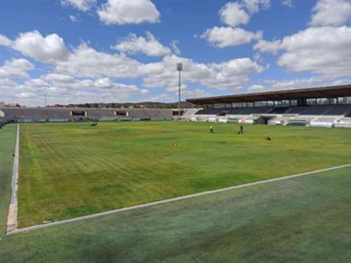 Desde el lunes se realizan trabajos en el césped del estadio municipal de La Fuensanta en Cuenca