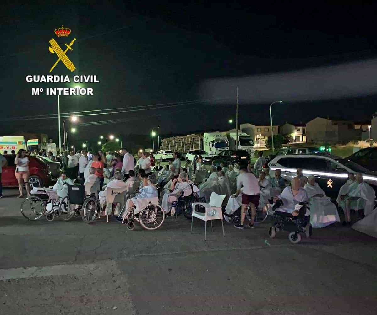 Desalojan a 60 ancianos en Lagartera (Toledo) tras originarse un fuego en los setos de la residencia