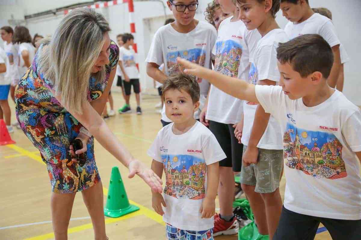 Tolón destaca la apuesta del Ayuntamiento por los campamentos urbanos y las políticas municipales de infancia