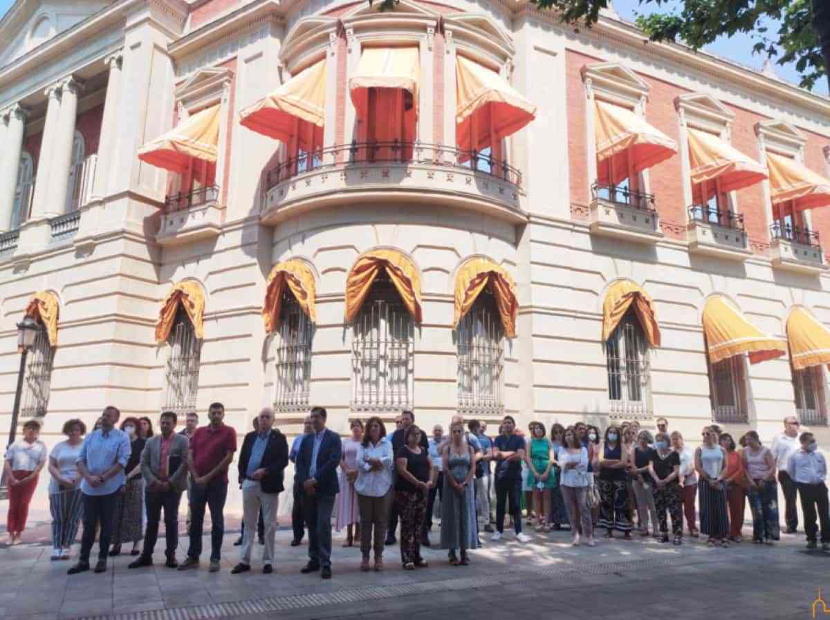 Caballero, la corporación provincial y sus funcionarios recordaron “a todos los hombres y mujeres que, injusta y vilmente, fueron víctimas de la banda terrorista ETA”